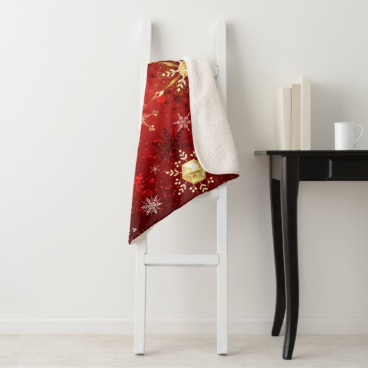 Couverture Sherpa Noël Golden Snowflakes sur Arrière - plan rouge (En situation)