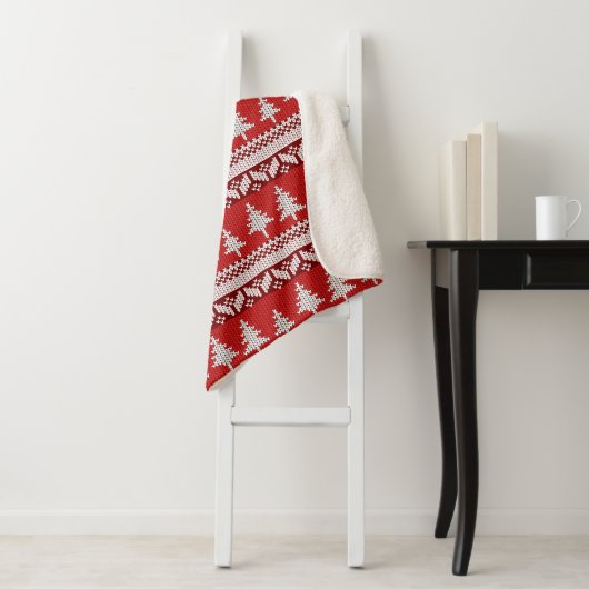 Couverture Sherpa Noël Red Nordic Fir Trees & Blanc | Monogramme (En situation)