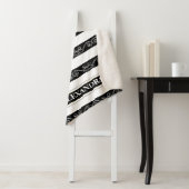 Couverture Sherpa Noir blanc rayé élégant design monogramme (En situation)