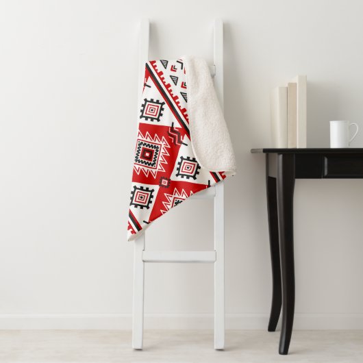 Couverture Sherpa Noir noir rouge, motifs ukrainiens. (En situation)