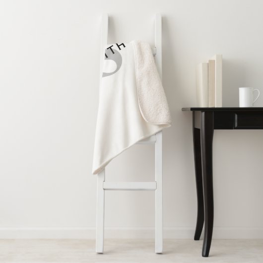 Couverture Sherpa Nom et monogramme modernes | Blanc noir et gris (En situation)