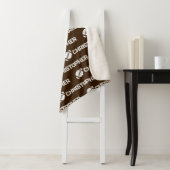 Couverture Sherpa Nom répété Football Dreams Brown (En situation)