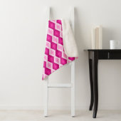 Couverture Sherpa Nuances de motif de diamant fuchsia (En situation)