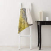 Couverture Sherpa Old gray concrete wall with peeling yellow paint. (En situation)