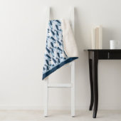 Couverture Sherpa Ondes Narwhal Allover Imprimer bleu (En situation)
