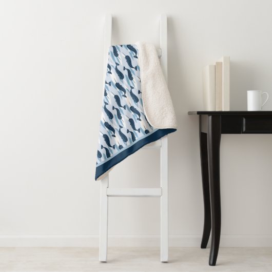 Couverture Sherpa Ondes Narwhal Allover Imprimer bleu (En situation)