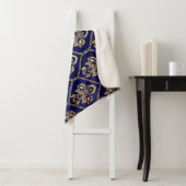Couverture Sherpa Or & bleu : Damas de luxe (En situation)