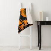 Couverture Sherpa Orange, noir, sorcière silhouette, légende personn (En situation)