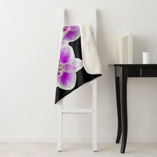 Couverture Sherpa Orchidée blanche et violette (En situation)