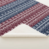 Couverture Sherpa Ornement scandinave sur un bleu bordeaux (3/4)