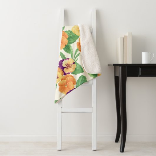 Couverture Sherpa Pansies sur blanc cassé (En situation)