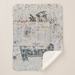 Couverture Sherpa Papier d'imprimante blanc sur mur en béton blanc e
