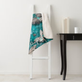 Couverture Sherpa Papillon floral turquoise et argenté Nom personnal (En situation)