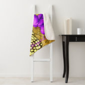 Couverture Sherpa Papillon pourpre et or Nom personnalisé (En situation)