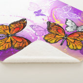 Couverture Sherpa Papillons Monarque sur Arrière - plan pourpre (3/4)