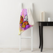 Couverture Sherpa Papillons Monarque sur Arrière - plan pourpre (En situation)