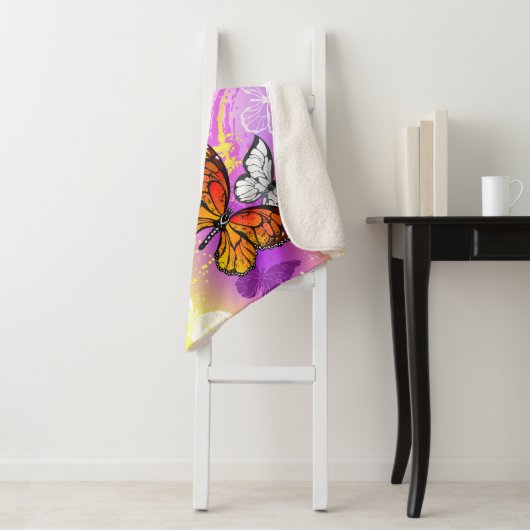 Couverture Sherpa Papillons Monarque sur Arrière - plan pourpre (En situation)