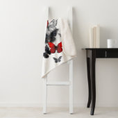 Couverture Sherpa Papillons noirs et rouges volants (En situation)