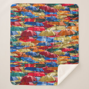 Couverture Sherpa Parapluies colorées dans le ciel bleu orange rouge