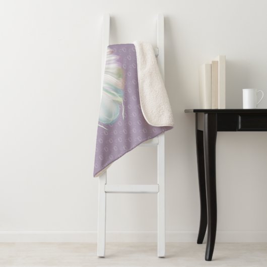 Couverture Sherpa Pastel Purple Oracle Owl Monogram (En situation)