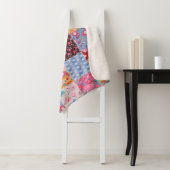 Couverture Sherpa Patchwork sans couture, motif en tissu mignon. (En situation)
