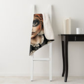 Couverture Sherpa Patchwork Whimsy : La poupée qui attend dans les o (En situation)