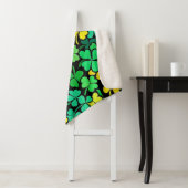 Couverture Sherpa Pattern St. Patrick's Day Clovers (En situation)