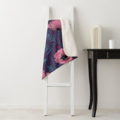 Couverture Sherpa Pavot rose sur violet foncé (En situation)