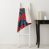 Couverture Sherpa Pavot rouge et brunes, feuilles bleus sur noir (En situation)