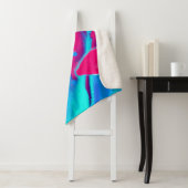 Couverture Sherpa Peinture abstraite violette et bleue (En situation)