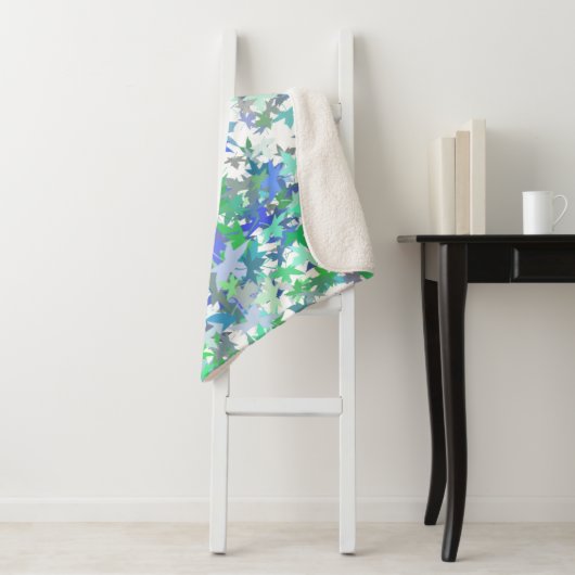 Couverture Sherpa Pépinière de forêt bleu vert feuille grise motif f (En situation)