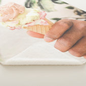 Couverture Sherpa Personne tenant un cône de crème glacée avec trois (3/4)