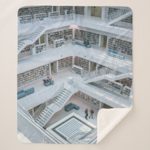 COUVERTURE SHERPA PERSONNES MARCHANT À L'INTÉRIEUR DE LA BIBLIOTHÈQU