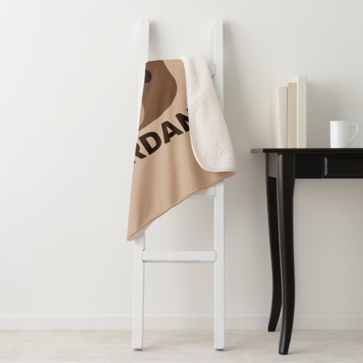 Couverture Sherpa Petit ours Brown mignon avec nom personnalisé (En situation)