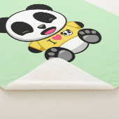 Couverture Sherpa Petit Panda mignonne en T-shirt jaune sur vert (3/4)