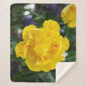 Couverture Sherpa Petites tulipes jaunes dans le jardin (Devant)