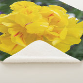 Couverture Sherpa Petites tulipes jaunes dans le jardin (3/4)