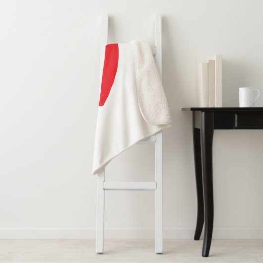 Couverture Sherpa Plain Modern White Red Love Heart Graphic (En situation)