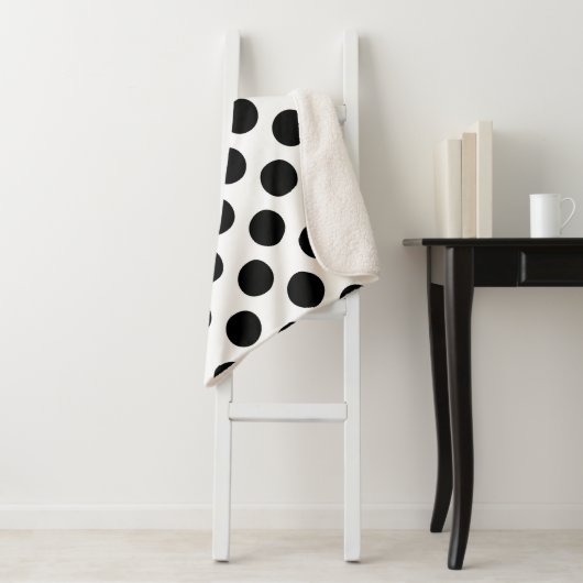 Couverture Sherpa Pois, Motif Polka Dot, noir et blanc (En situation)