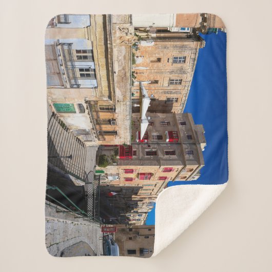 Couverture Sherpa Pont, rue étroite avec escaliers à La Valette (Devant)