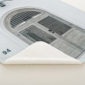 COUVERTURE SHERPA PORTE EN BOIS GRIS FERMÉE SOUS LA LUMIÈRE NOIRE (3/4)