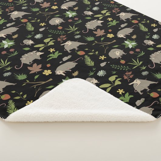 Couverture Sherpa Possum dans un champ de Berry en noir (3/4)