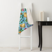 Couverture Sherpa Poulets et fleurs sauvages sur le bleu bébé (En situation)