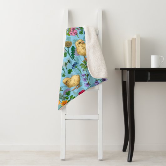 Couverture Sherpa Poulets et fleurs sauvages sur le bleu bébé (En situation)