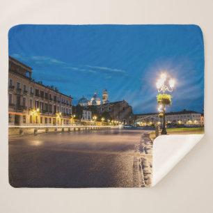 Couverture Sherpa Prato della Valle la nuit à Padova, Italie