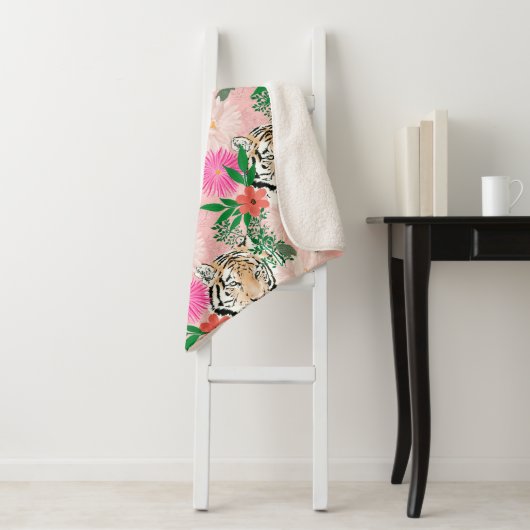 Couverture Sherpa Pretty White Pink Tiger Floral Painting (En situation)