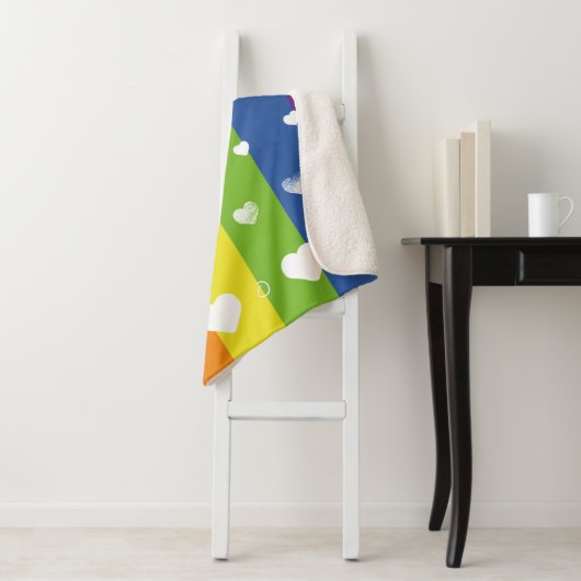 Couverture Sherpa Pride arc-en-ciel | Coeurs blancs | Sherpa Blanket (En situation)