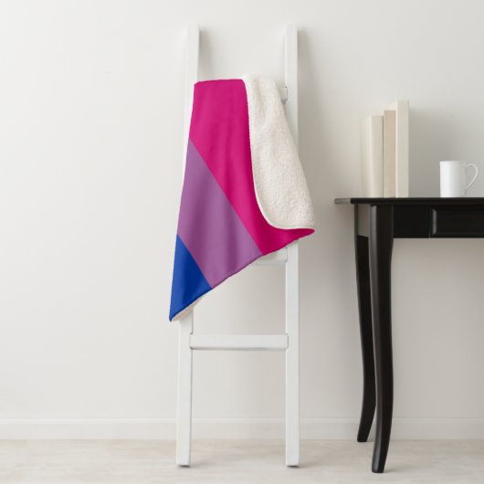Couverture Sherpa Pride bisexuelle (Bi Drapeau) (En situation)