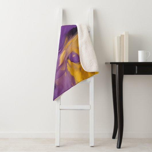 Couverture Sherpa Purple and Gold Abstract (En situation)