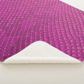 Couverture Sherpa Python rose : Texture de la peau de serpent. (3/4)